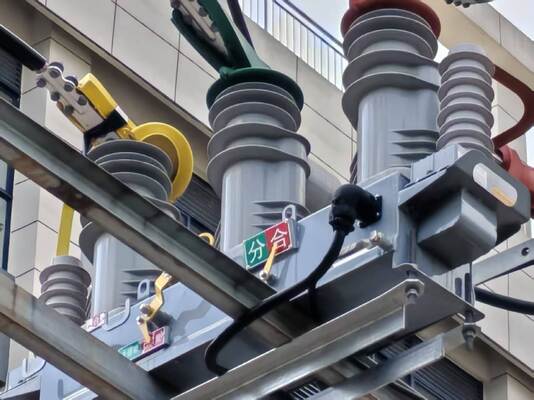 220VAC ± 10% de tension de sortie IP67 imperméable à l'eau Ultra-faible consommation d'énergie (~ 6W) Appareil d'alimentation pour recloser avec extraction de tension capacitive